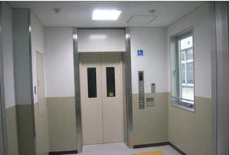 ���g���w�Z�G���x�[�^�[�ݒu�H��